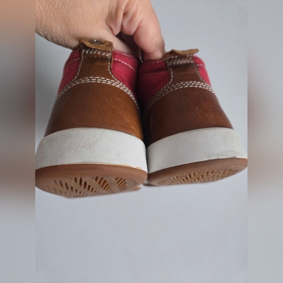 KODIAK Stylish Red High-Top Sneakers - Picture 3 of 12